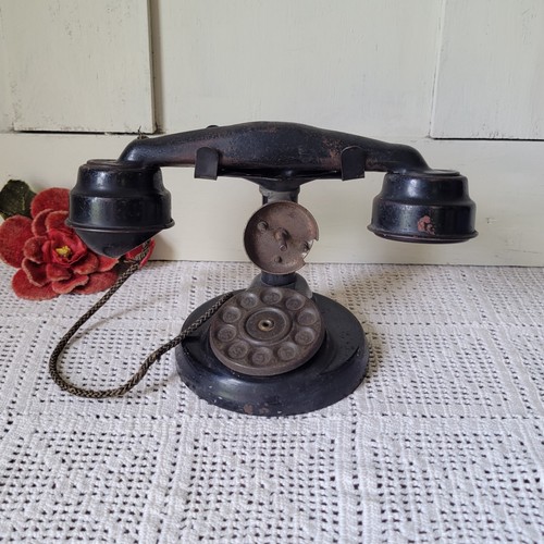 Antico telefono giocattolo