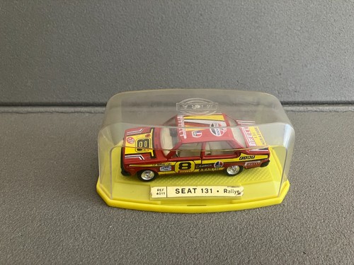 Vecchia auto miniatura - auto, in