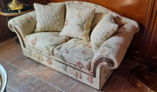 divano a 2 posti fusto legno e rivestimento tessuto floreale completo di cuscini