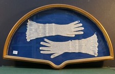 TOMBOLO- COPPIA DI PIZZI ANTICHI CON TECA A CONGHICLIA DORATA. GUANTI