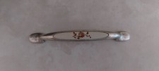 6 maniglie per mobile con inserto in resina fiore marrone, finitura argento.