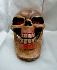 ANTICA SCULTURA DI TESCHIO IN LEGNO TRAFORATO E DIPINTO, NEPAL / TIBET 1960.