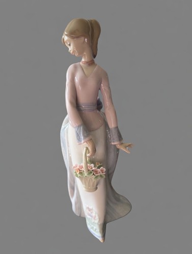 Lladro 7622 basket - "basket, love"