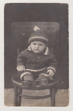 Bambino paffuto su antico