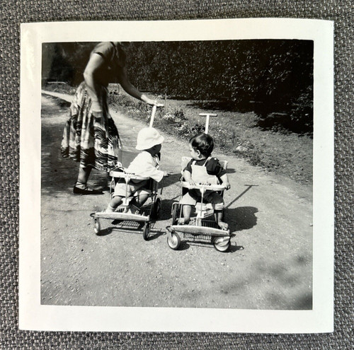 Due bambini passeggino a - bambini, in