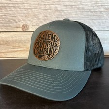 Cappello Salem Witch Company in pelle con toppa - Snapback, aderente e opzioni Hook & Loop