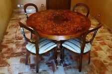 Tavolo allungabile di legno intarsiato + 4 sedie rivestite in broccato