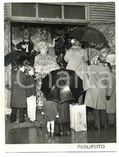 1954 CARNEVALE VIAREGGIO Visitatori sotto la pioggia guardano carri negli hangar