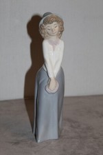 NAO BY LLADRO GIRL HOLDING