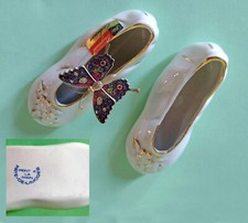 SCARPETTE IN PORCELLANA DIPINTE A MANO CON PROFILATI DORATI e Farfalla  Metallo