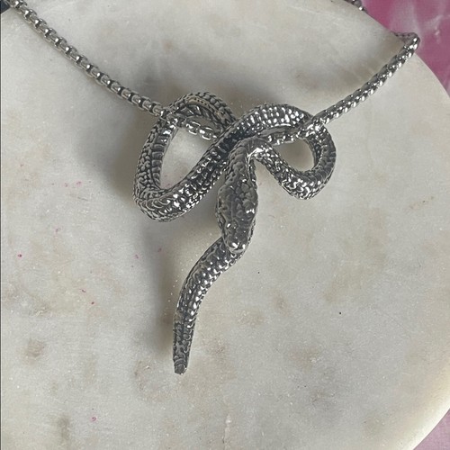 Collana con ciondolo serpente