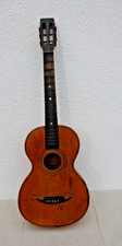 Vecchia chitarra da passeggio