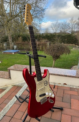 Chitarra elettrica fatta - , a