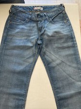 pantalone levis lavaggio vintage, modello straight con zampa più largha.