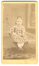 Fotografia ragazza seduta su