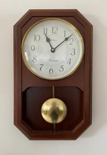 Orologio a pendolo da parete in legno colore medio, perfettamente funzionante