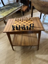 Piccolo Tavolino in legno intarsiato con due cassetti. scacchi e dama 