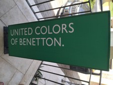 INSEGNA LUMINOSA BIFACCIALE A BANDIERA UNITED COLOR OF BENETTON L 95 H 33 P 11