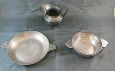 DUE CIOTOLE ED UNA LATTIERA