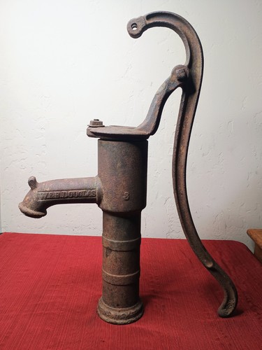 Antica pompa mano - mano, ghisa