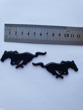 2 pezzi emblema Mustang per