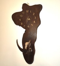 Orologio su tavola in legno con corna