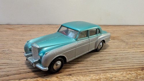 Spot bentley saloon - 1/43,
