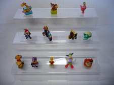 UN ESPOSITORE A SCALETTA IN