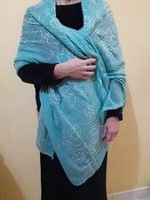 Stola, sciarpa leggera verde ricamata