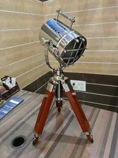 Lampada da terra treppiede in