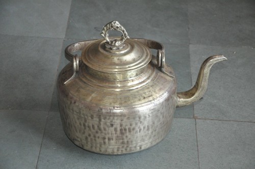 Vecchio ottone fatto mano - fatto,