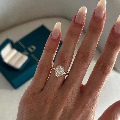 Anello con diamanti coltivati