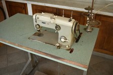 Macchina da cucire PFAFF 260, con banco e motore funzionante
