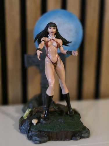 Vampirella statue figure - statue/,