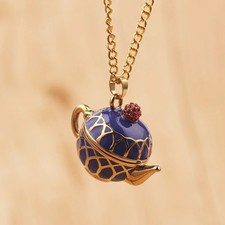 Collana con ciondolo - a, forma