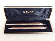 Set di penne a sfera e matite