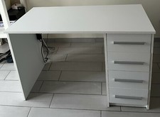 scrivania da ufficio o cameretta con cassettiera