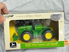 Trattore 4x4 John Deere Ertl Britains 8430 con lama anteriore 1:32 nuovo con scatola con DVD raro!