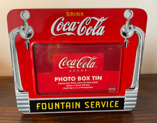 COCA COLA SCATOLA DI LATTA CON ESPOSITORE PER  FOTOGRAFIA IDEA REGALO CM 20X16,5