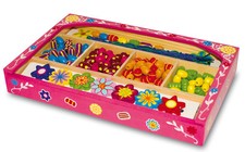 Scatola in legno con perle e