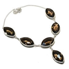 Collana con gioielli in