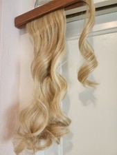 Coda di cavallo biondo riccio