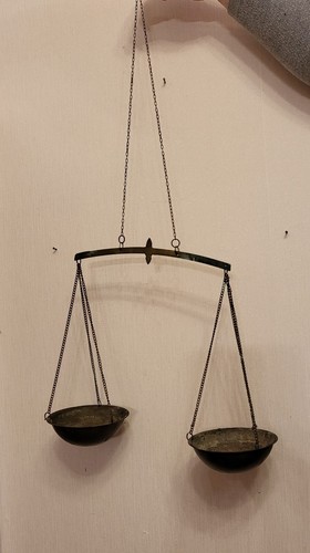 Vecchia bilancia ottone con - in,