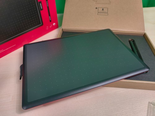 One wacom medium tavoletta - by,