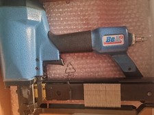 fissatrice pneumatica Bea variant 806 con chiodi