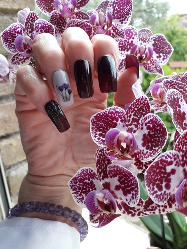 Unghie finte decorate - , mano