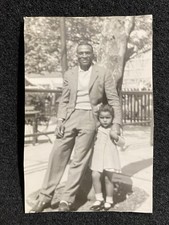 Nero uomo e ragazza bambino