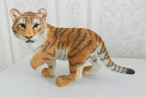 Country artists tiger - tiger, cub