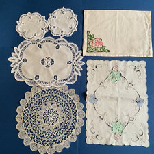 Lotto di vari centrini e tovagliette vintage tombolo intarsi applicazioni