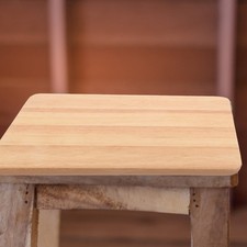 Sgabello quadrato in legno